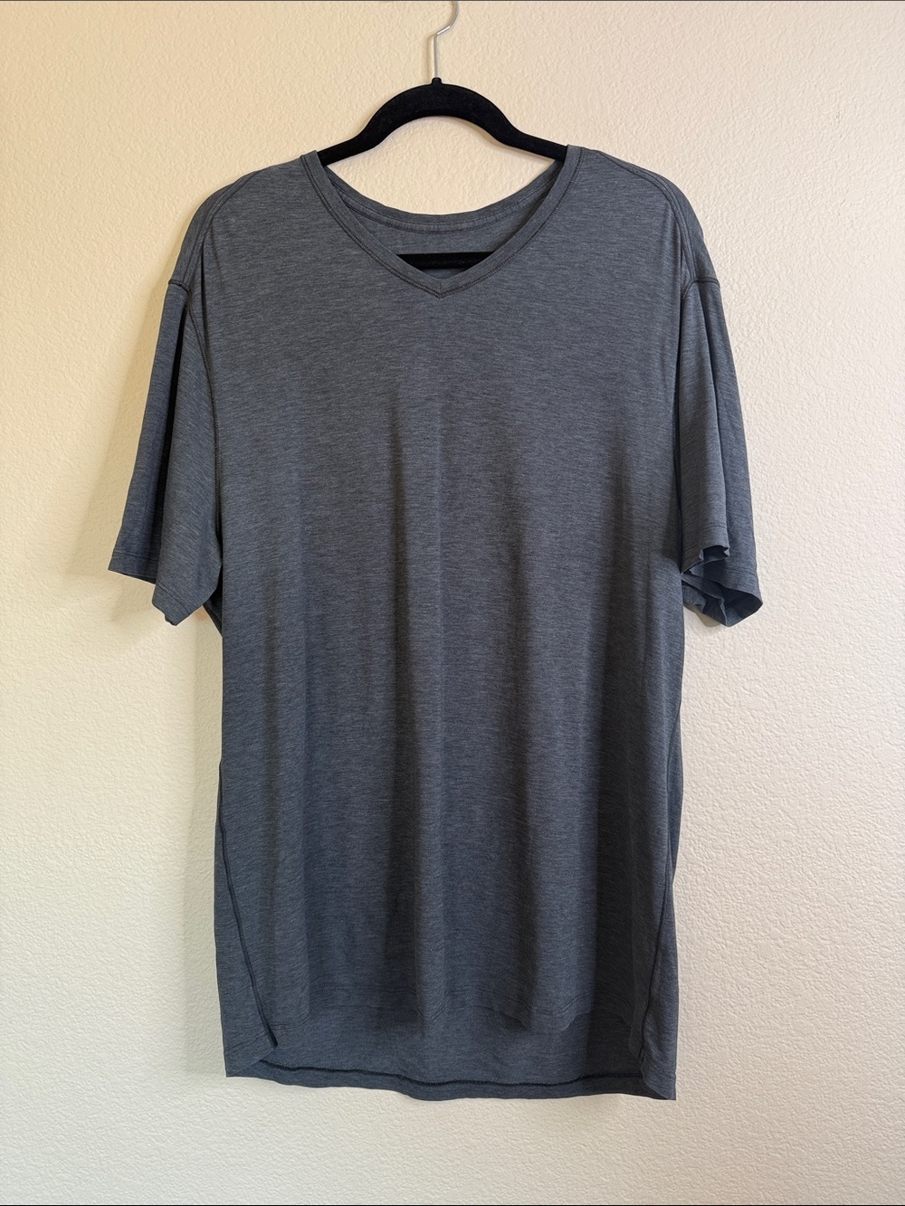 Lululemon men’s grey V-neck short sleeve shirt